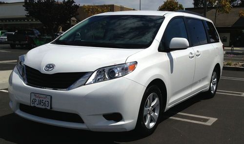 2011 toyota sienna le passenger van 5-door 3.5l