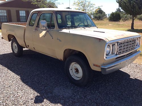 1977 dodge power wagon  w10 club cab 4x4 4 speed  a/c  l@@k