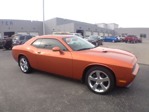 2011 dodge challenger / v6 / leather / chrome wheels / only 13k miles!