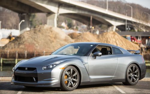 2010 nissan gt-r premium coupe 2-door 3.8l