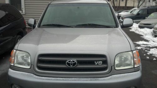 2003 toyota sequoia. plenty of room to travel.