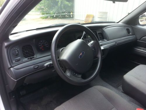 2007 Ford Crown Victoria Police Interceptor Sedan 4-Door 4.6L, image 5