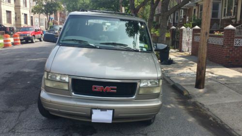 2005 gmc 4-door minivan