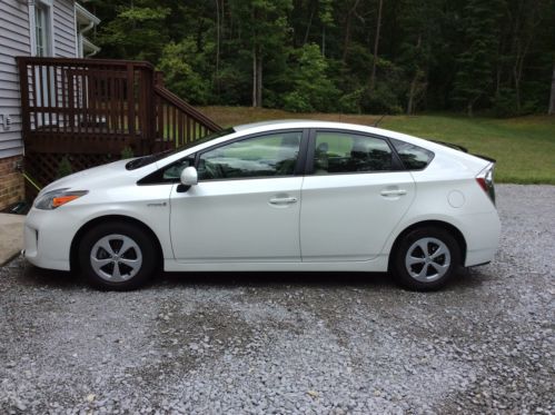 2013 toyota prius ii; blizzard pearl; mint condition; 24,000+ miles