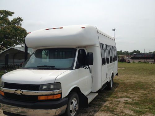 2004 chevrolet express 3500 base cutaway van 2-door 6.0l