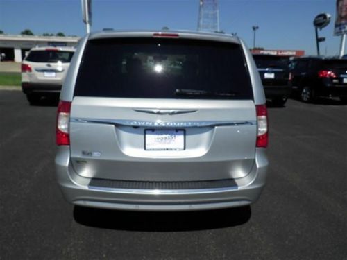 2011 chrysler town & country touring