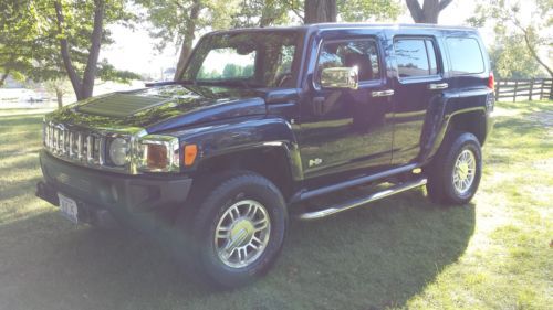 Navy blue 2007 hummer h3, good condition, low milage