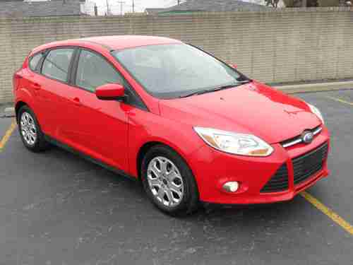 2012 Ford Focus SE Hatchback 4-Door 2.0L LOOKS AND DRIVES LIKE NEW, image 3