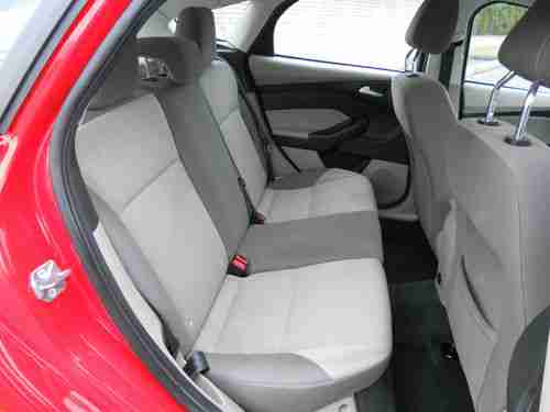 2012 Ford Focus SE Hatchback 4-Door 2.0L LOOKS AND DRIVES LIKE NEW, image 7