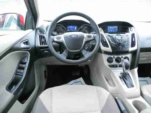 2012 Ford Focus SE Hatchback 4-Door 2.0L LOOKS AND DRIVES LIKE NEW, image 9