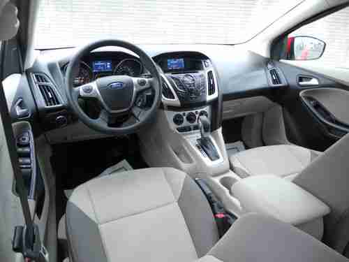 2012 Ford Focus SE Hatchback 4-Door 2.0L LOOKS AND DRIVES LIKE NEW, image 10