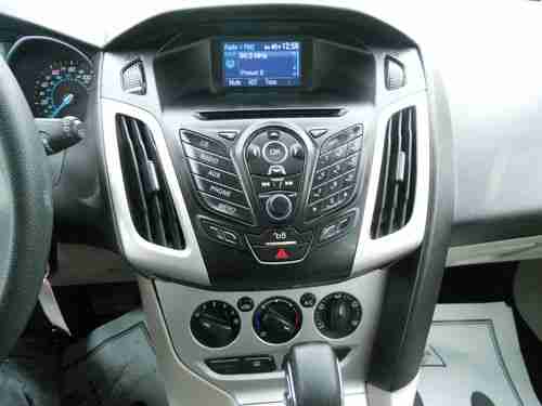 2012 Ford Focus SE Hatchback 4-Door 2.0L LOOKS AND DRIVES LIKE NEW, image 12