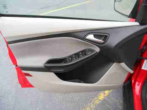2012 Ford Focus SE Hatchback 4-Door 2.0L LOOKS AND DRIVES LIKE NEW, image 18