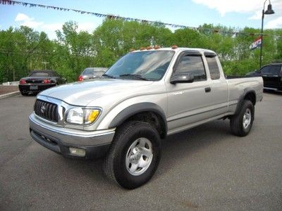 2003 tacoma sr5 ext cab, 2.7l, 5 speed manual, a/c, cd, silver