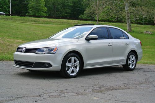 2011 jetta tdi sel, 6 speed, nav, only 9k miles, 1 owner, look!!!!