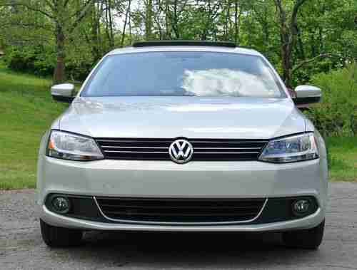 2011 Jetta TDI SEL, 6 Speed, NAV, only 9K miles, 1 owner, LOOK!!!!, image 2