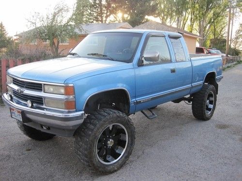 1994 chevy truck, shortbox, 8" lift, solid axle swap, 37" tires on 22" wheels!!!