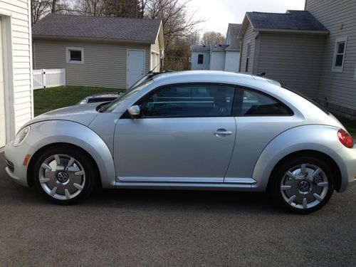 2012 volkswagen beetle base hatchback 2-door 2.5l