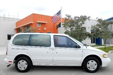 Frost white~3 rows~rear air~cd~alloys~serviced &amp; ready~low miles~like quest/cara