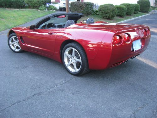 2004 chevrolet corvette convertible, 12,900 miles!!! awesome.