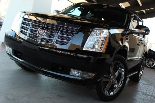 2009 cadillac escalade. nav. blk/blk. 22 in momo wheels. 1 owner. clean carfax.