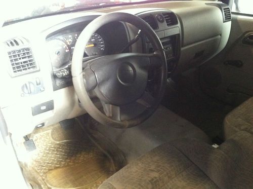 2006 chevy colorado pickup,white,work truck,auto,4cyl,with cap ,104k