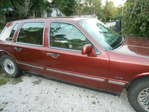 1995 LINCOLN TOWN CAR EXECUTIVE 4DR SEDAN, image 2