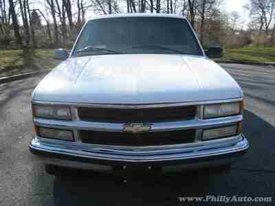 NO RESERVE! 1-OWNER! CLEAN CARFAX! TOW PACKAGE! 3RD ROW SEATS! 4WD CHEVY BURBAN, image 3