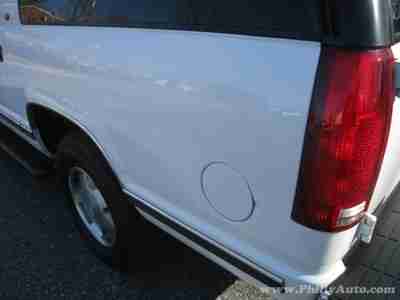 NO RESERVE! 1-OWNER! CLEAN CARFAX! TOW PACKAGE! 3RD ROW SEATS! 4WD CHEVY BURBAN, image 17