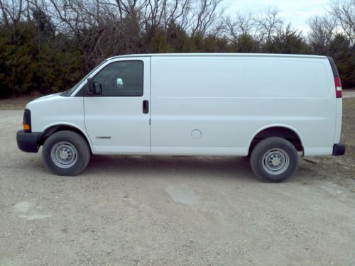 2004 chevrolet express 2500 base standard cargo van 3-door 6.0l