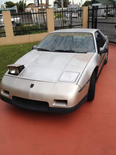 1986 pontiac fiero se, 2.5l 4 cyl 4 speed man trans original owner 73,000 miles