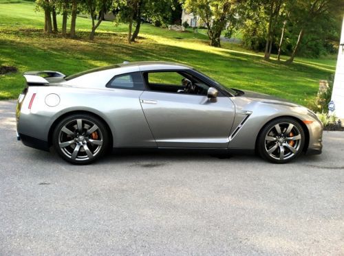 Low miles - 2010 nissan gtr premium with 13.6k miles