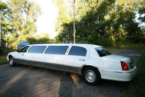 1999 Federal Coach 120" Limousine Town Car Very Clean, CHEAP Great Prom Limo, image 3