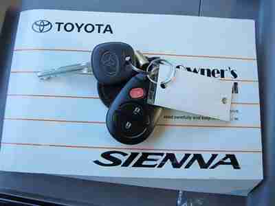 Toyota Sienna LE Cloth Interior 2nd Row Captains 7 Passenger Local Trade, image 9