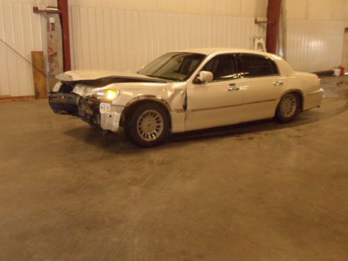 2002 lincoln town car cartier l sedan 4-door 4.6l