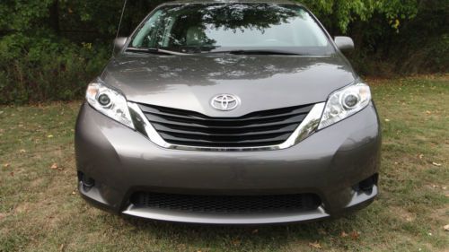 2012 toyota sienna xle leather back up camera power doors like new