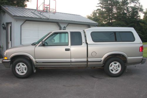 2000 chevy s10 ls pickup w/ fiberglass cap