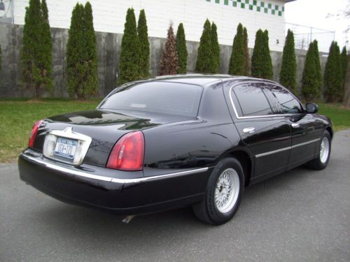 2002 lincoln town car executive l