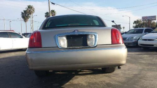 2000 lincoln town car signature