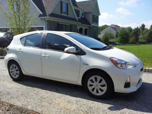 2012 toyota prius c two hatchback 4-door 1.5l