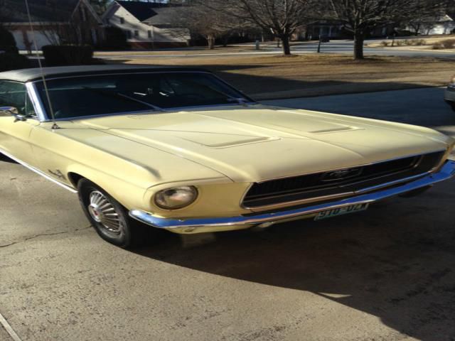 Ford mustang base convertible 2-door