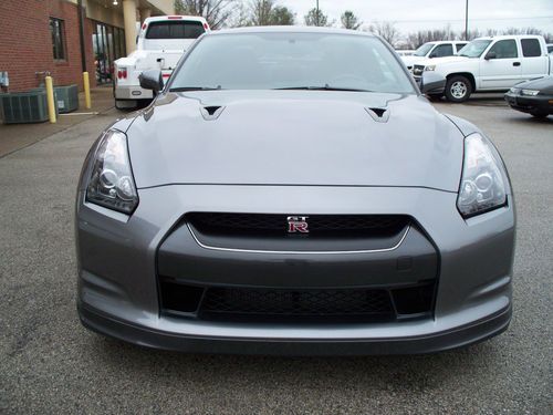 2010 nissan gt-r/ premium awd in mint condition. one owner