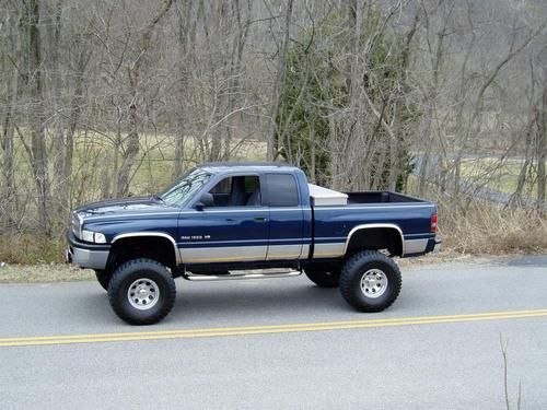 2000 dodge ram 1500 quad cab.. 4x4.. 5.9 l.. 1 awesome show truck ..