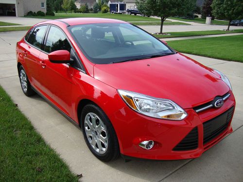 2012 ford focus se sedan 4door 2.0l fwd automatic 19k miles red/black w/warranty