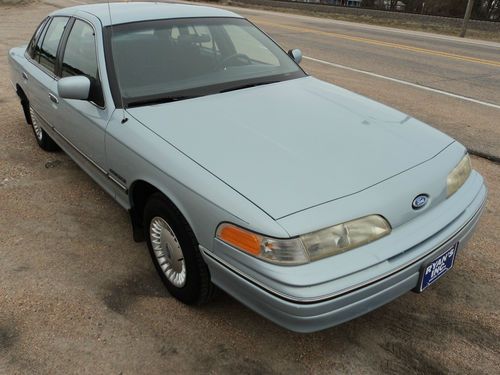 1992 ford crown victoria base sedan 4-door 4.6l