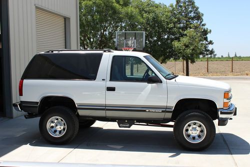 1999 chevy tahoe ls, 2 door, 4x4, only 14k original miles! 4' lift, 33' tires!!!