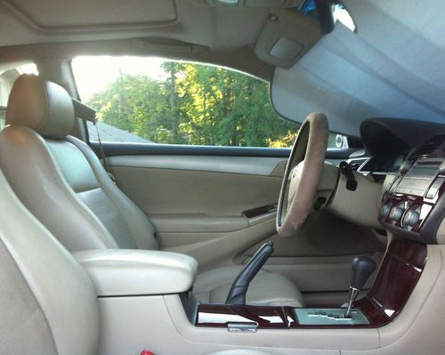 Great Condition, White SE, image 3