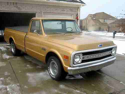 GORGEOUS AND VERY RARE 1969 CHEVY C10 PICKUP- 396 V8 - 32,702 MILES- EXTRA CLEAN, image 2