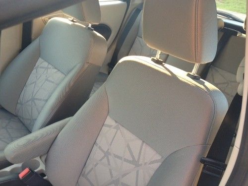 2012 ford fiesta se hatchback 4-door 1.6l