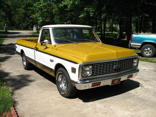 1972 beautiful chevorlet cheyenne super c/10 long wheel base truck.